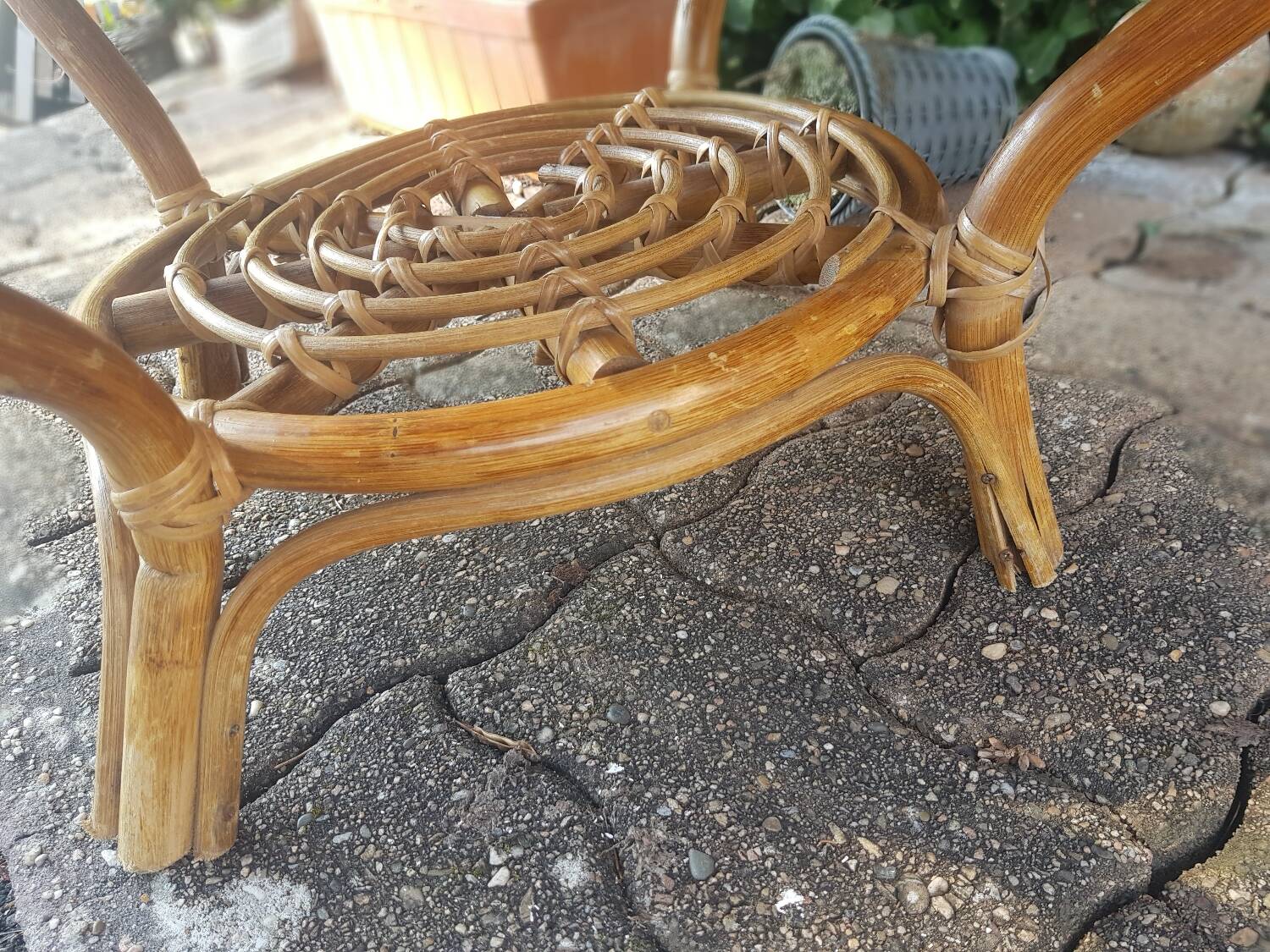 Round garden coffee table