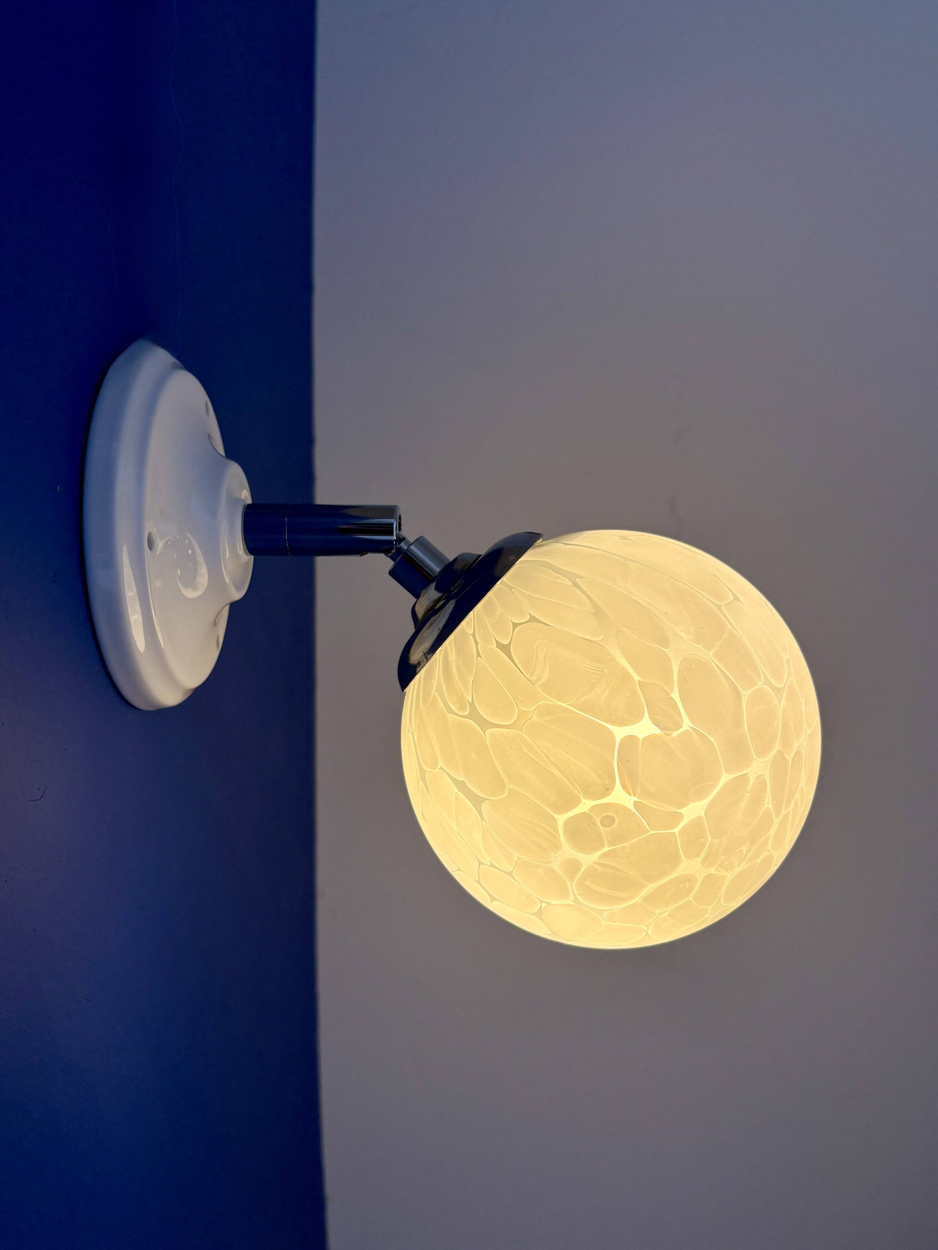 Applique globe vintage en verre de Clichy blanc