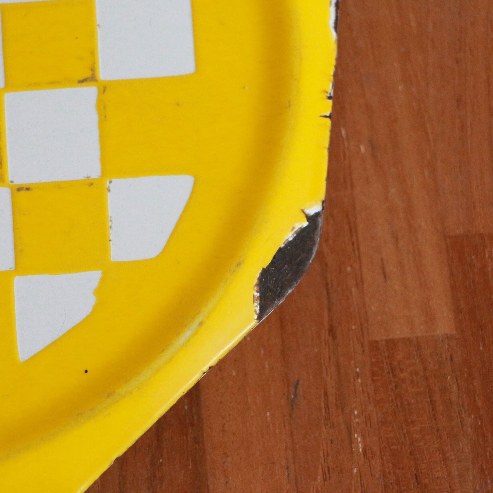 Enamelled metal underside