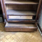 Bibliothèque en bois ancienne avec fronton