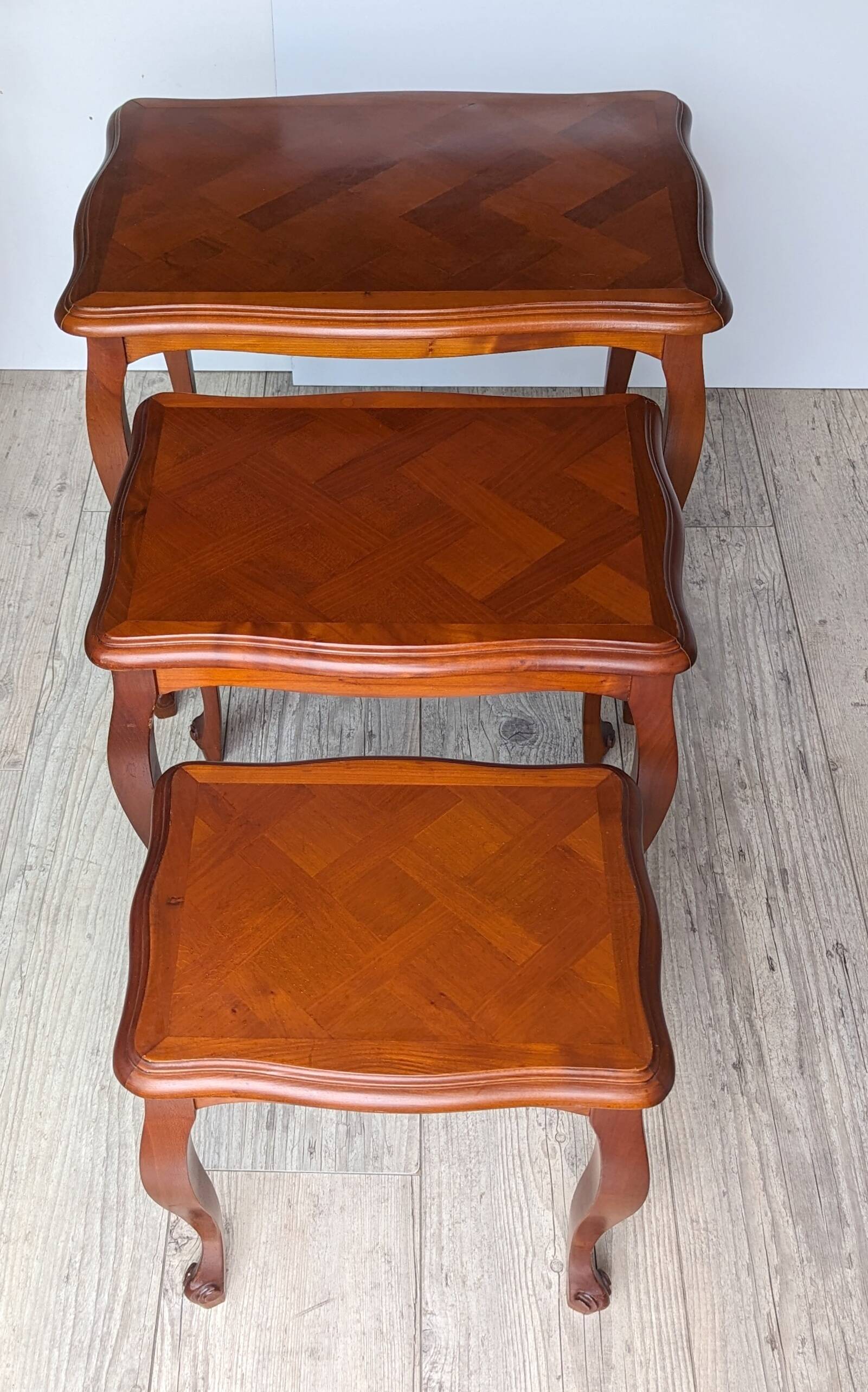 Lot de 3 tables gigognes - style Louis XV - merisier - décor marqueterie motif parquet (parqueterie)