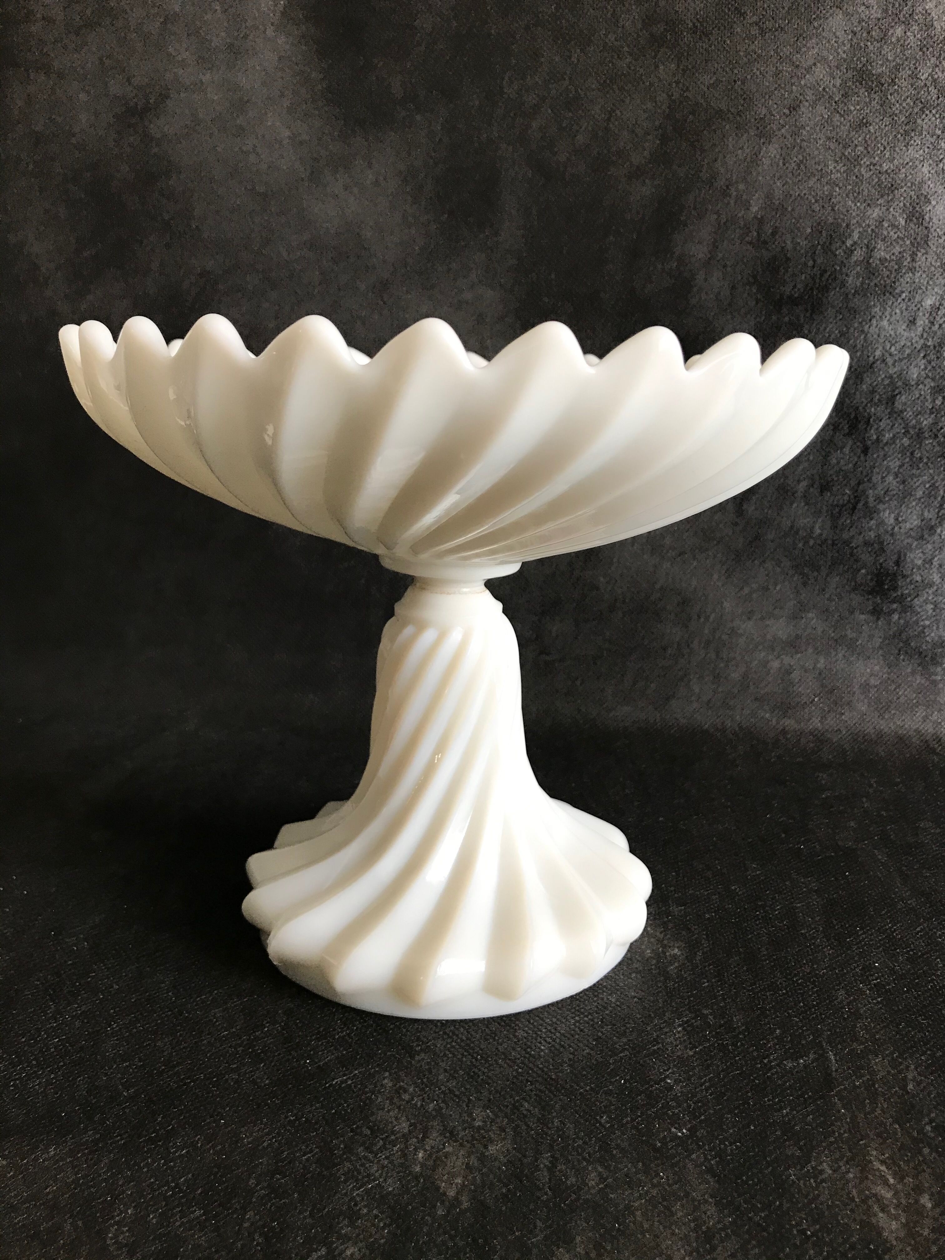 Standing cup - Art nouveau - white opaline