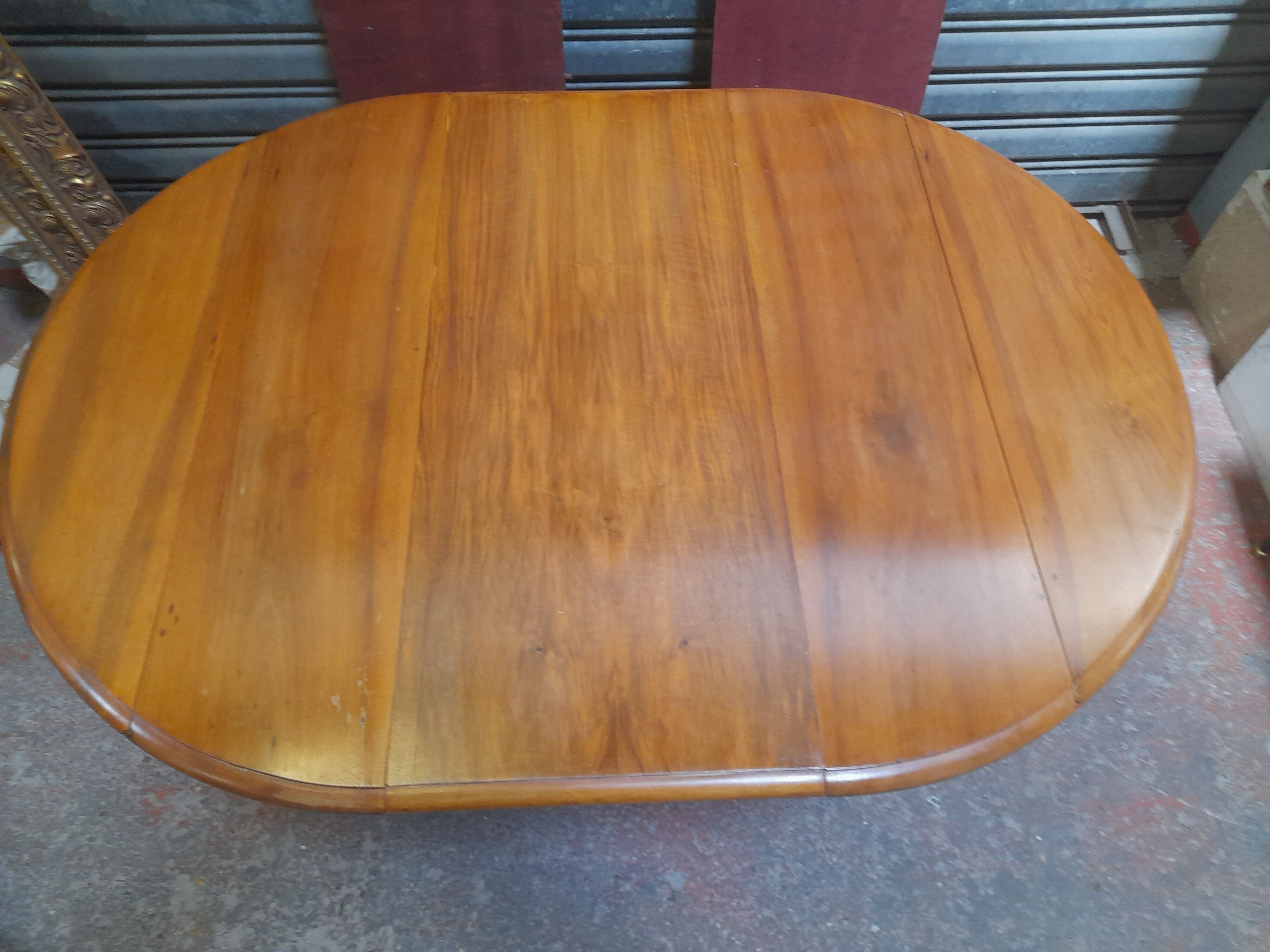 Round table with walnut shutter with extension