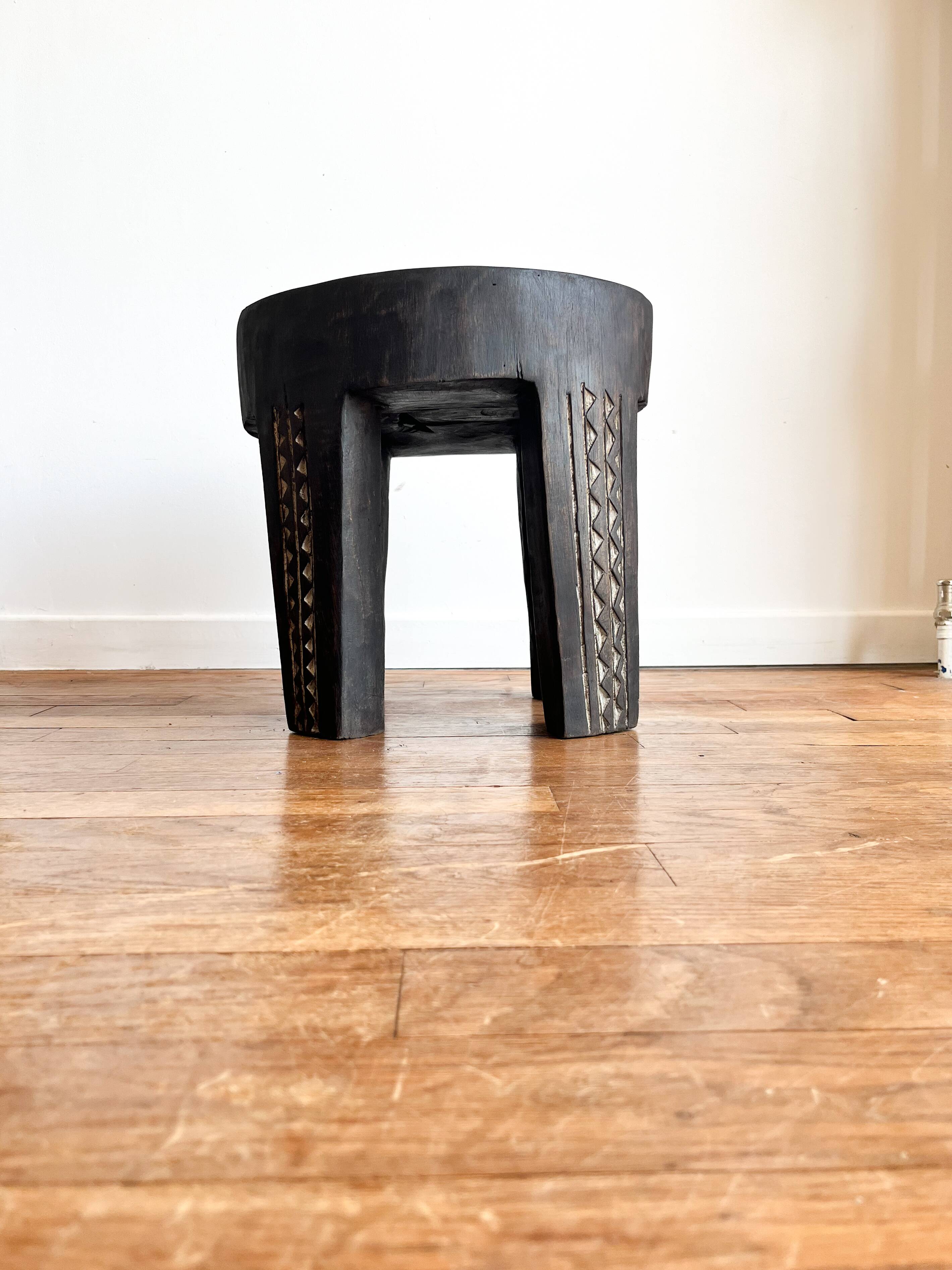 Bout de canapé tabouret massif en bois - table d'appoint- table de chevet