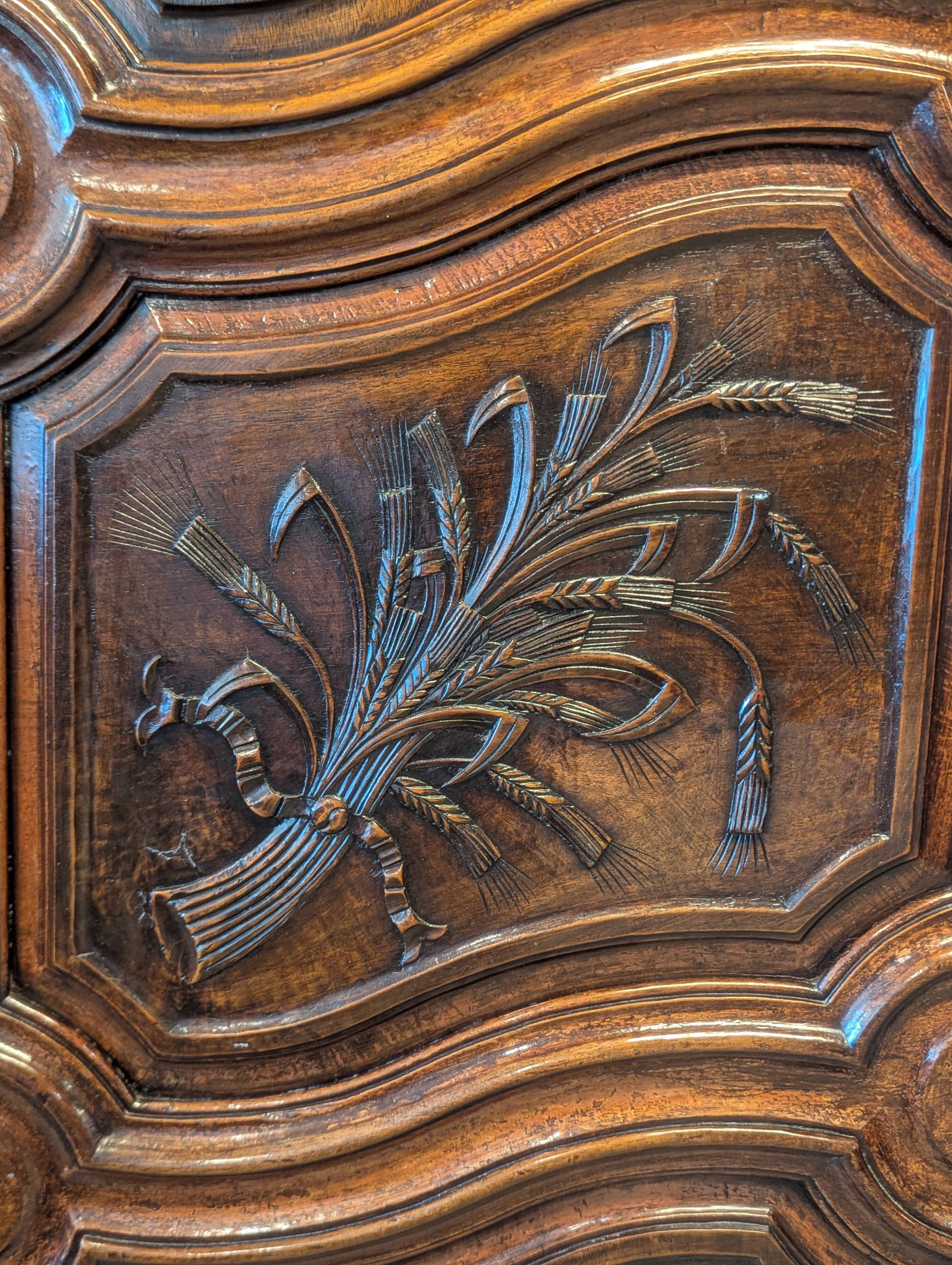Antique Louis XV bonnetière in carved walnut – Late 18th century