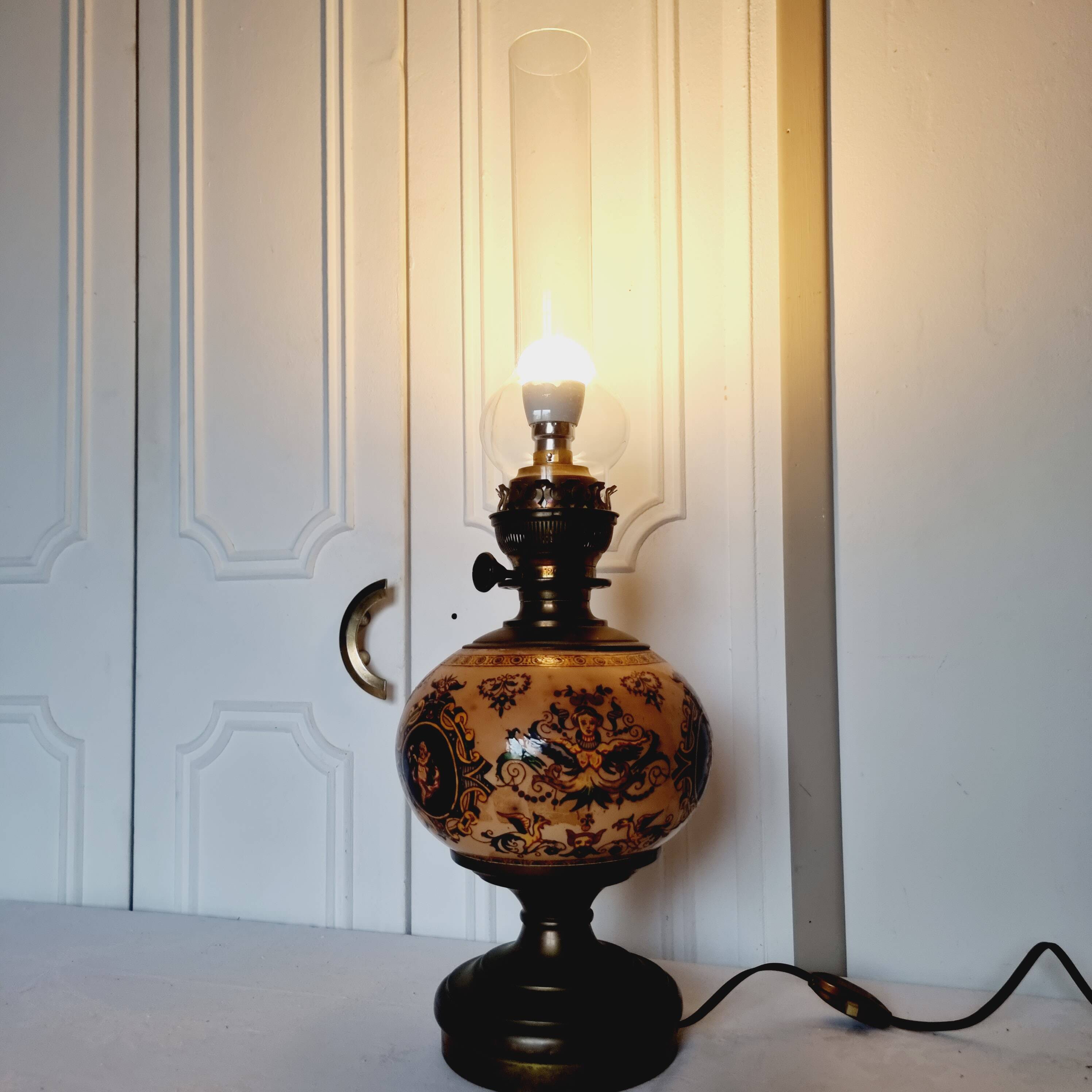 Electrified oil lamp in bronze and hand-painted Gien earthenware
