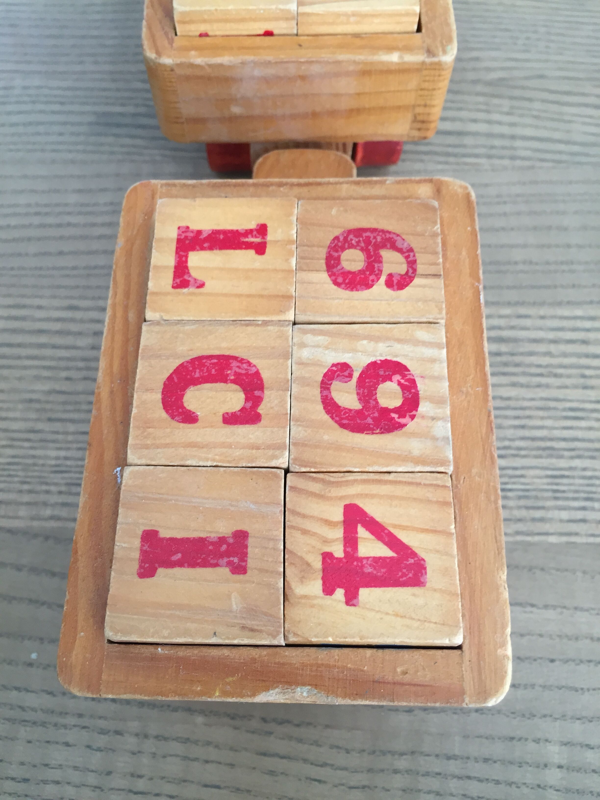 Train éducatif vintage en bois sur roulettes