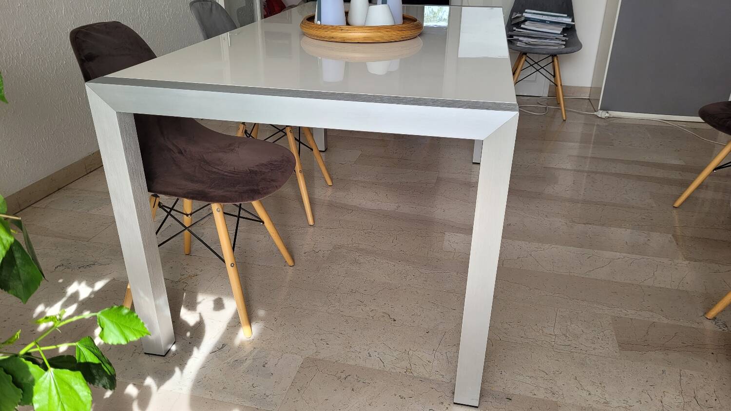 Extendable living room table