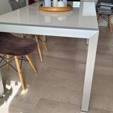 Extendable living room table