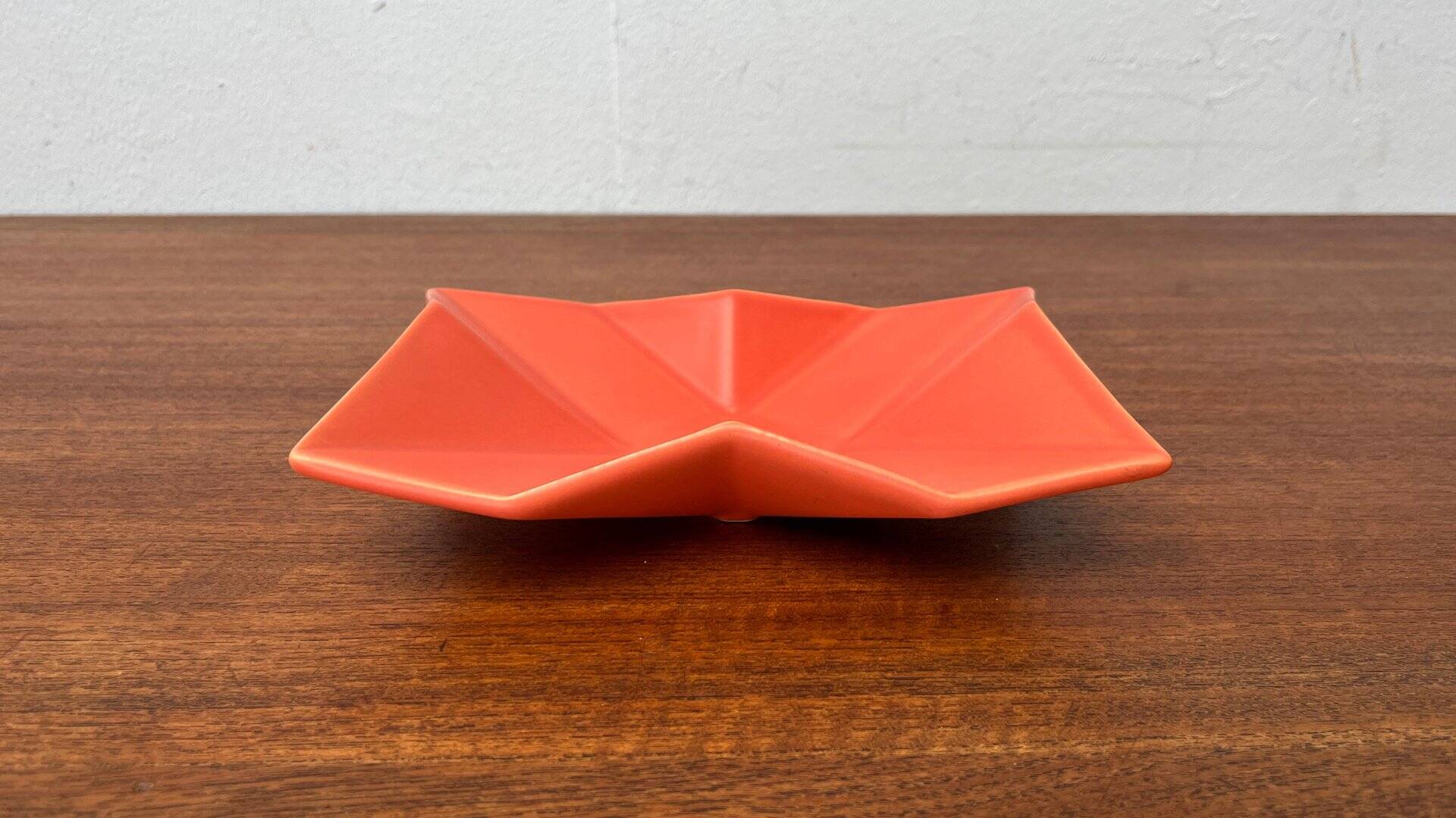 Postmodern minimalist ceramic bowl from the Asa collection, 1980s.