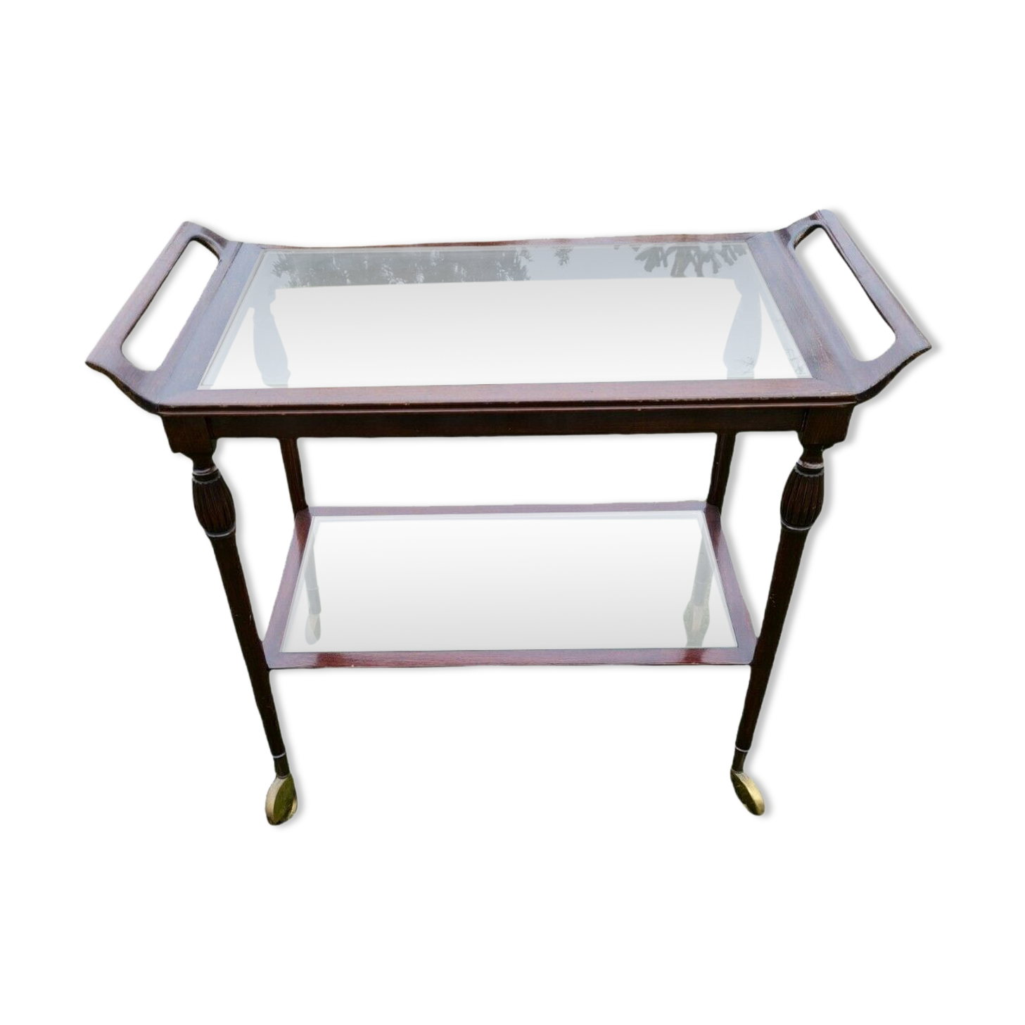 Serving on wooden and glass wheels