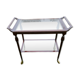 Serving on wooden and glass wheels