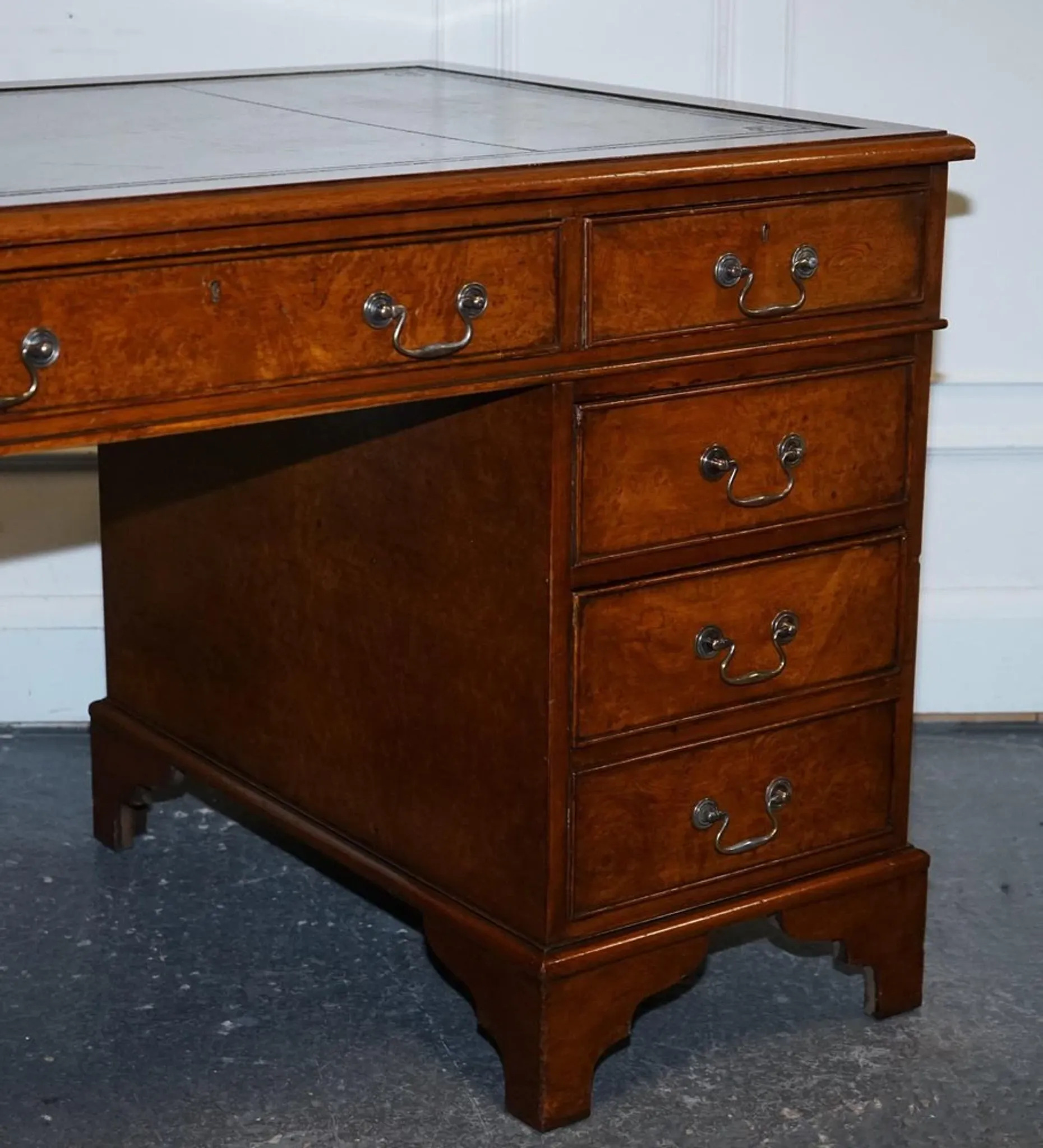 Victorian Pedestal Desk in Walnut and Hand-Dyed Leather