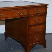 Victorian Pedestal Desk in Walnut and Hand-Dyed Leather