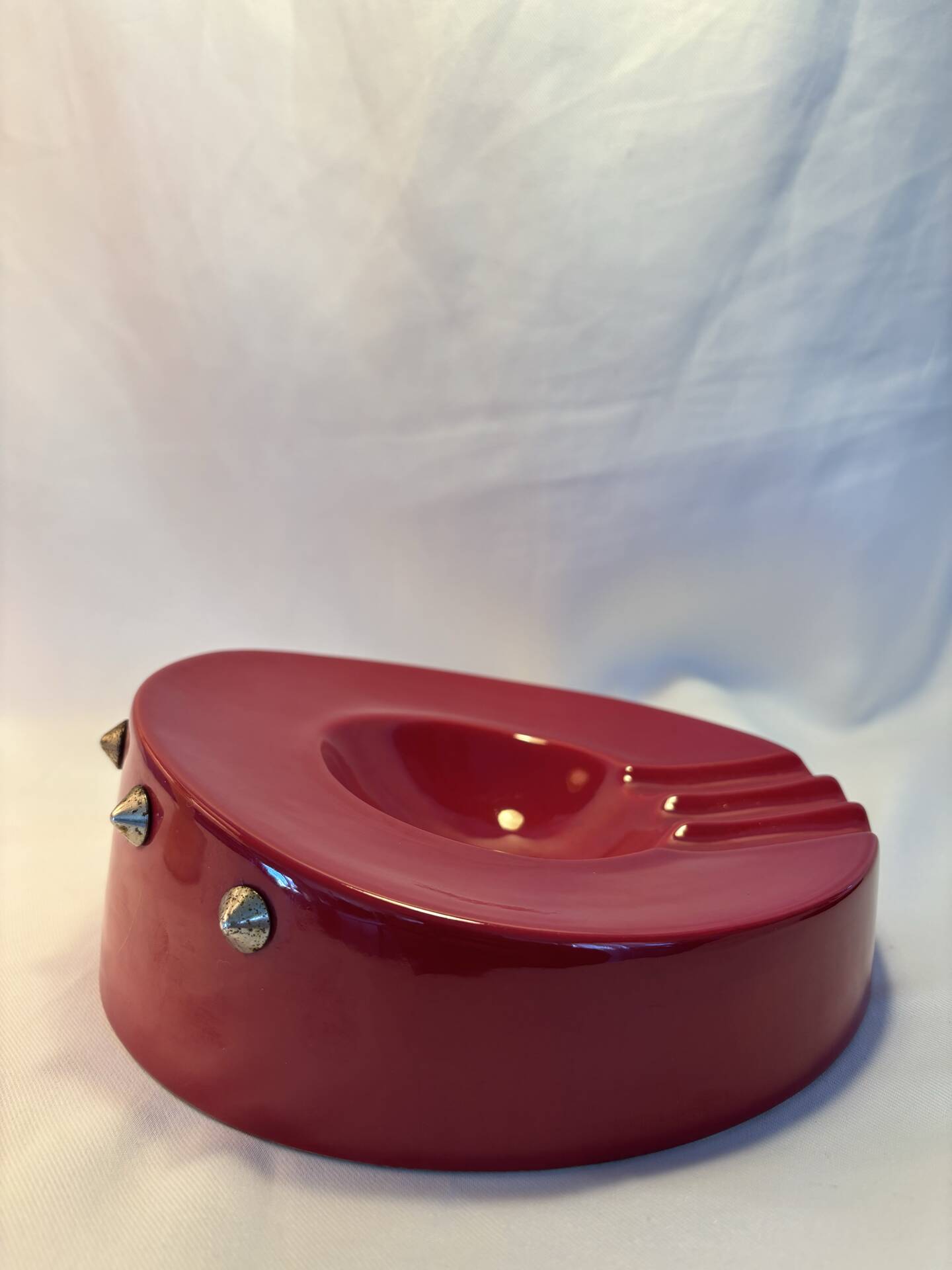 Cendrier vintage rouge laqué à clous métalliques – pièce design et déc