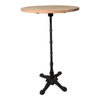 Mange debout pied fonte dessus chêne massif