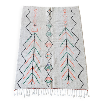 Tapis berbère blanc en laine avec motifs verts et oranges