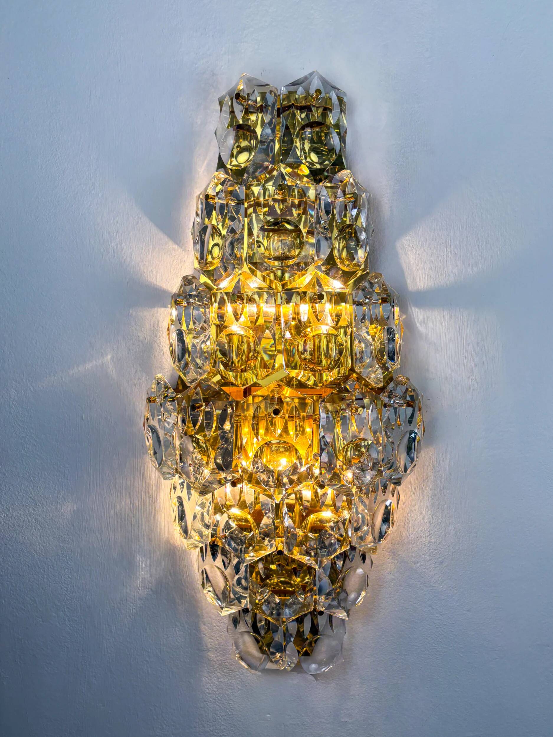Applique murale en cristal taillé Kinkeldey XL à 7 niveaux, laiton doré, Allemagne, années 1970