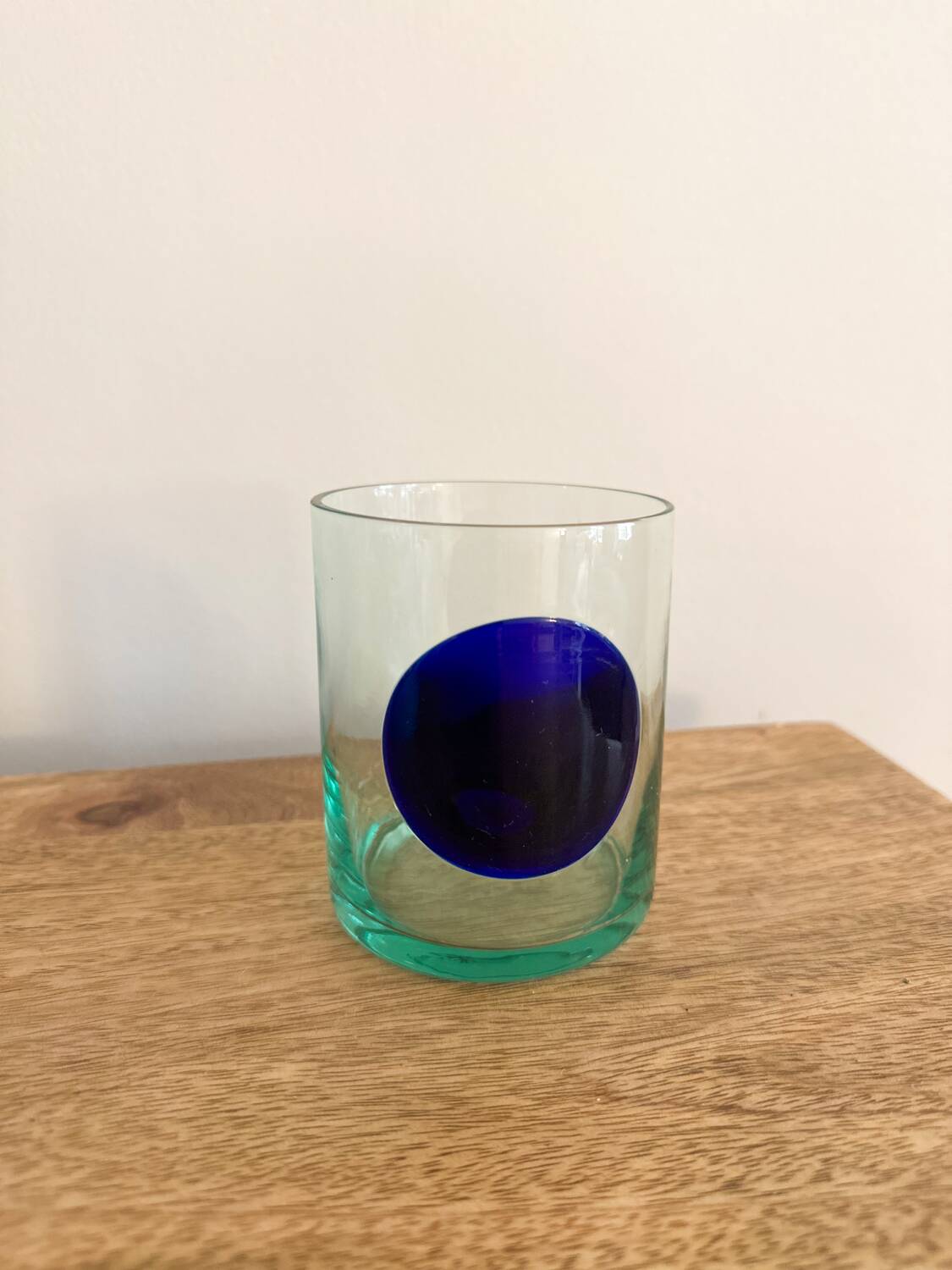 Verre soufflé artisanal avec insert bleu