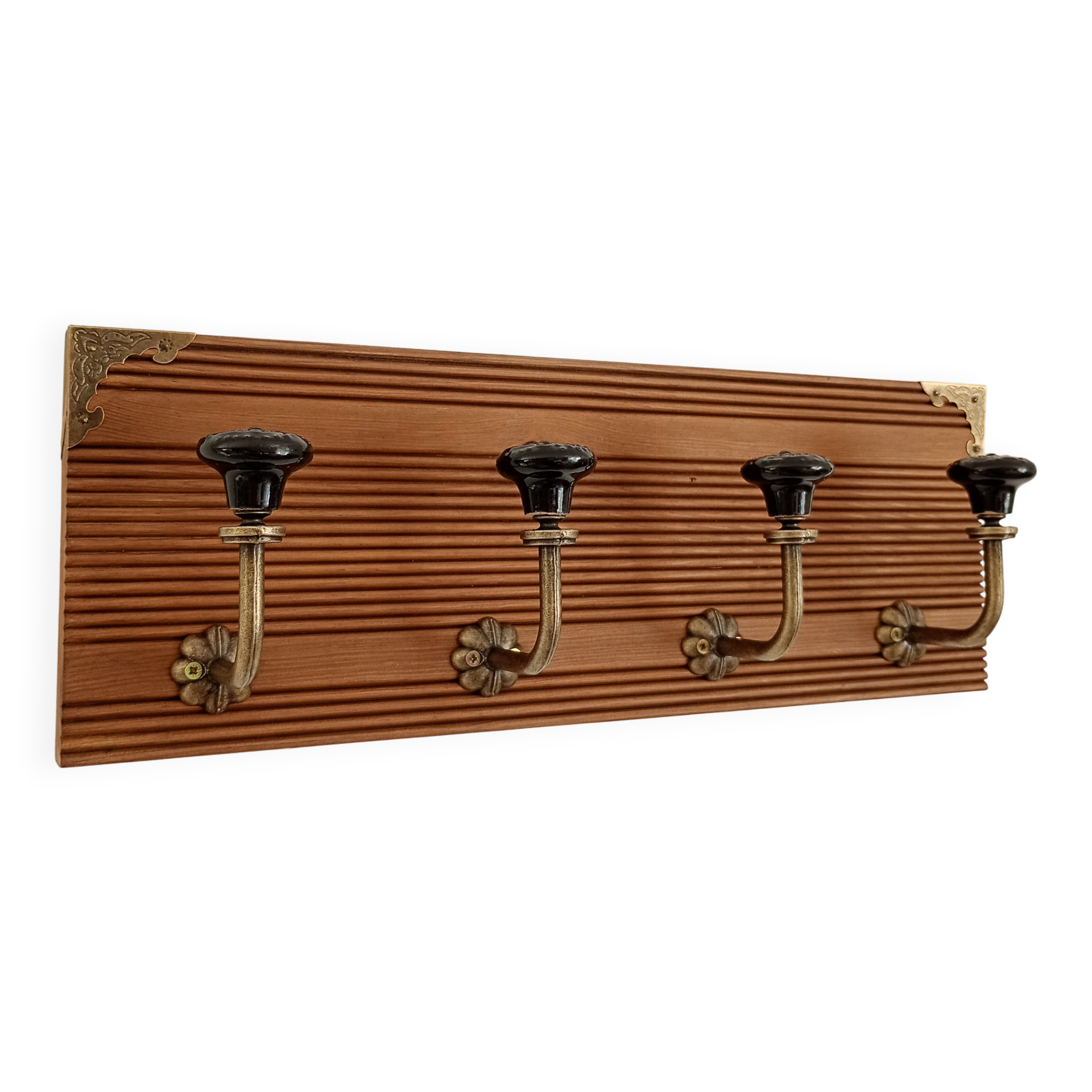 Wall coat rack with 4 hooks – Grooved wood and black ceramic