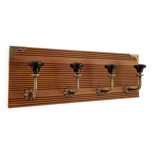 Porte-manteau mural 4 patères – Bois rainuré et céramique noire