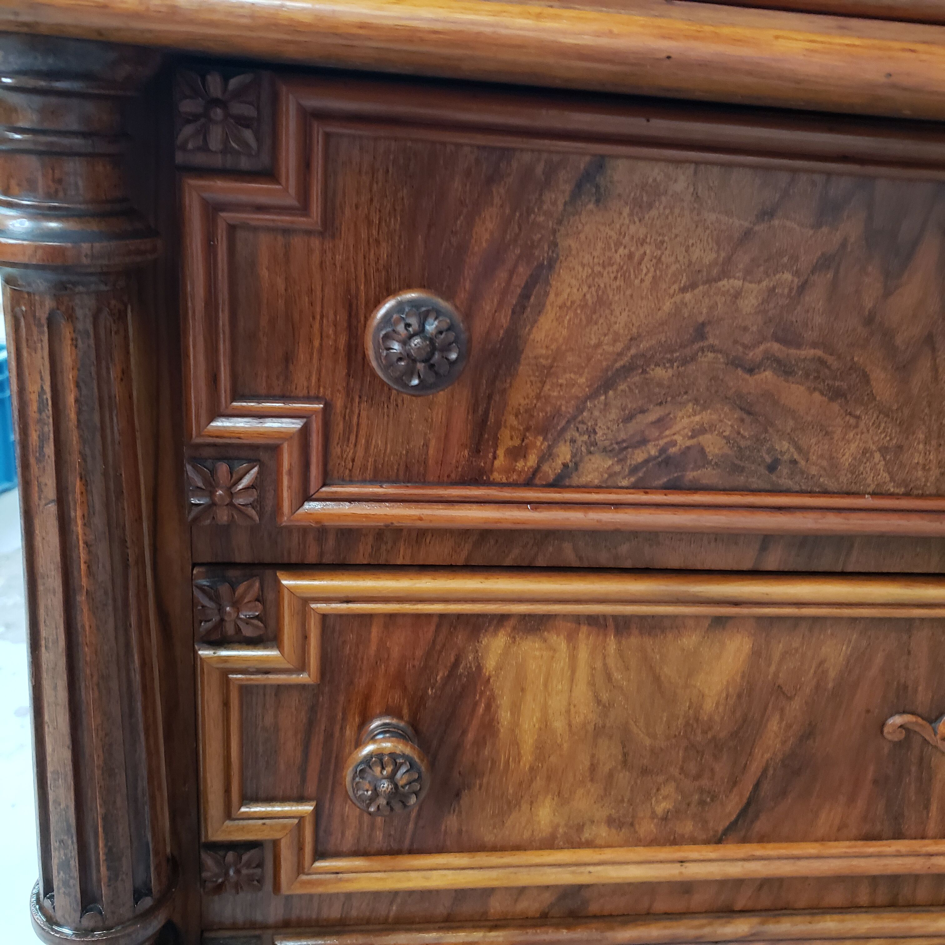 Antique chest of drawers carved in walnut XIX