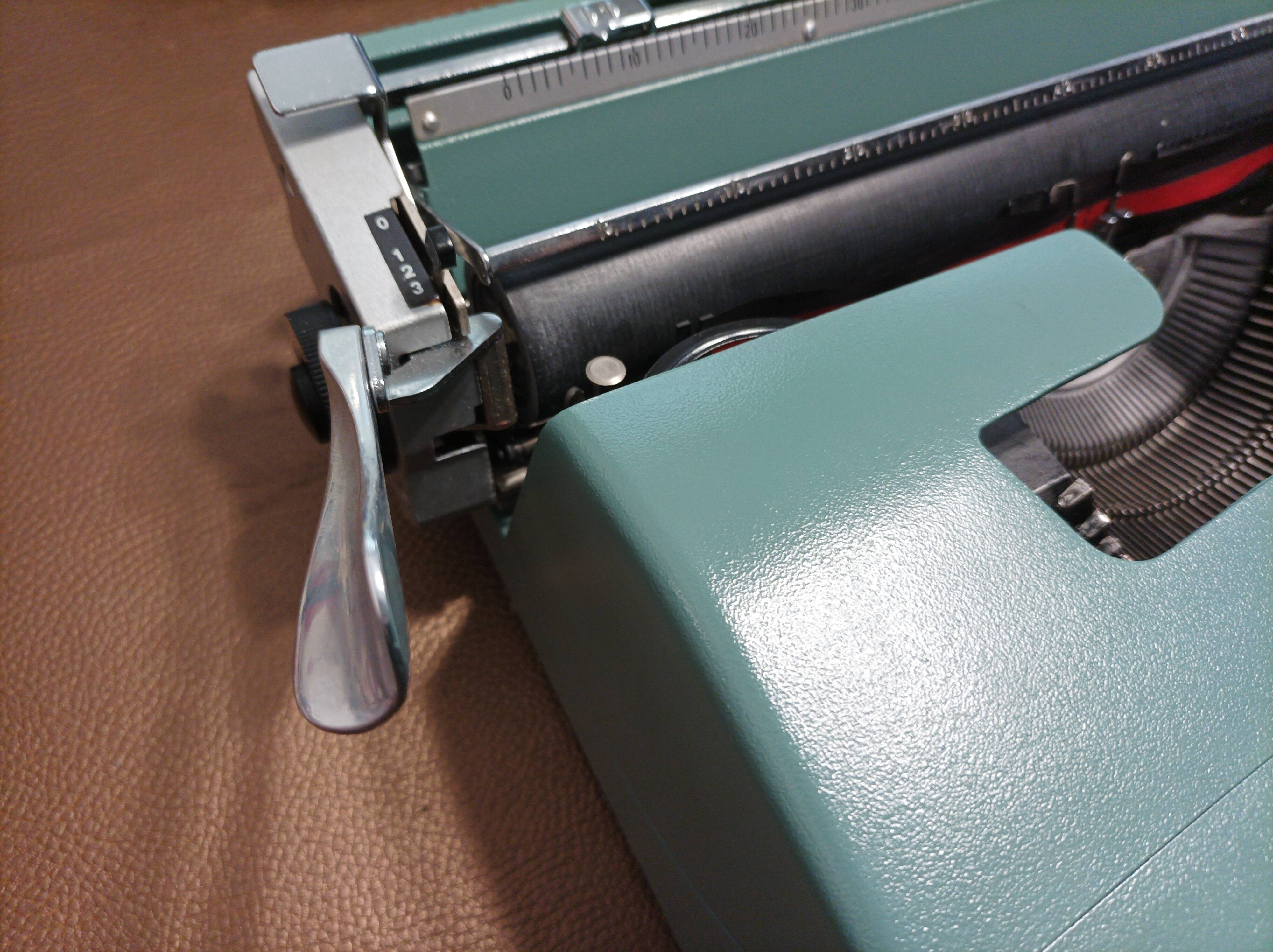 Olivetti lettera 32 green typewriting machine 1960s like new