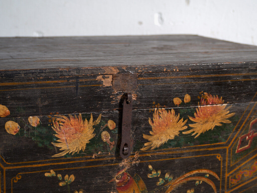 Antique chest painted in pine wood – China, circa 1900