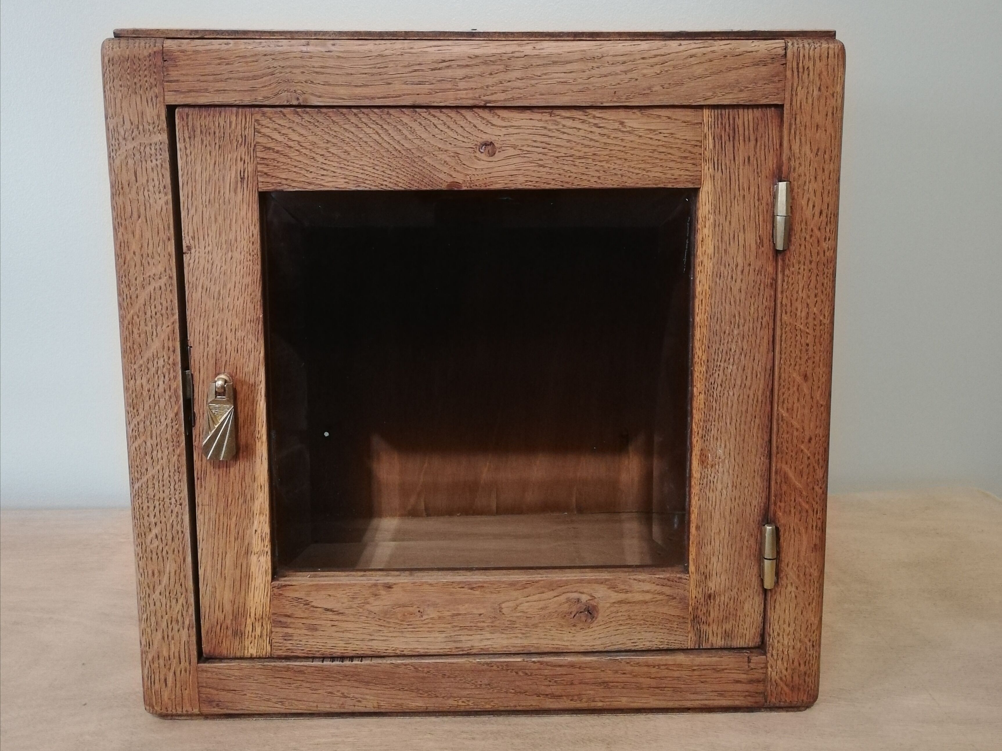 Wall or bevelled glass display case