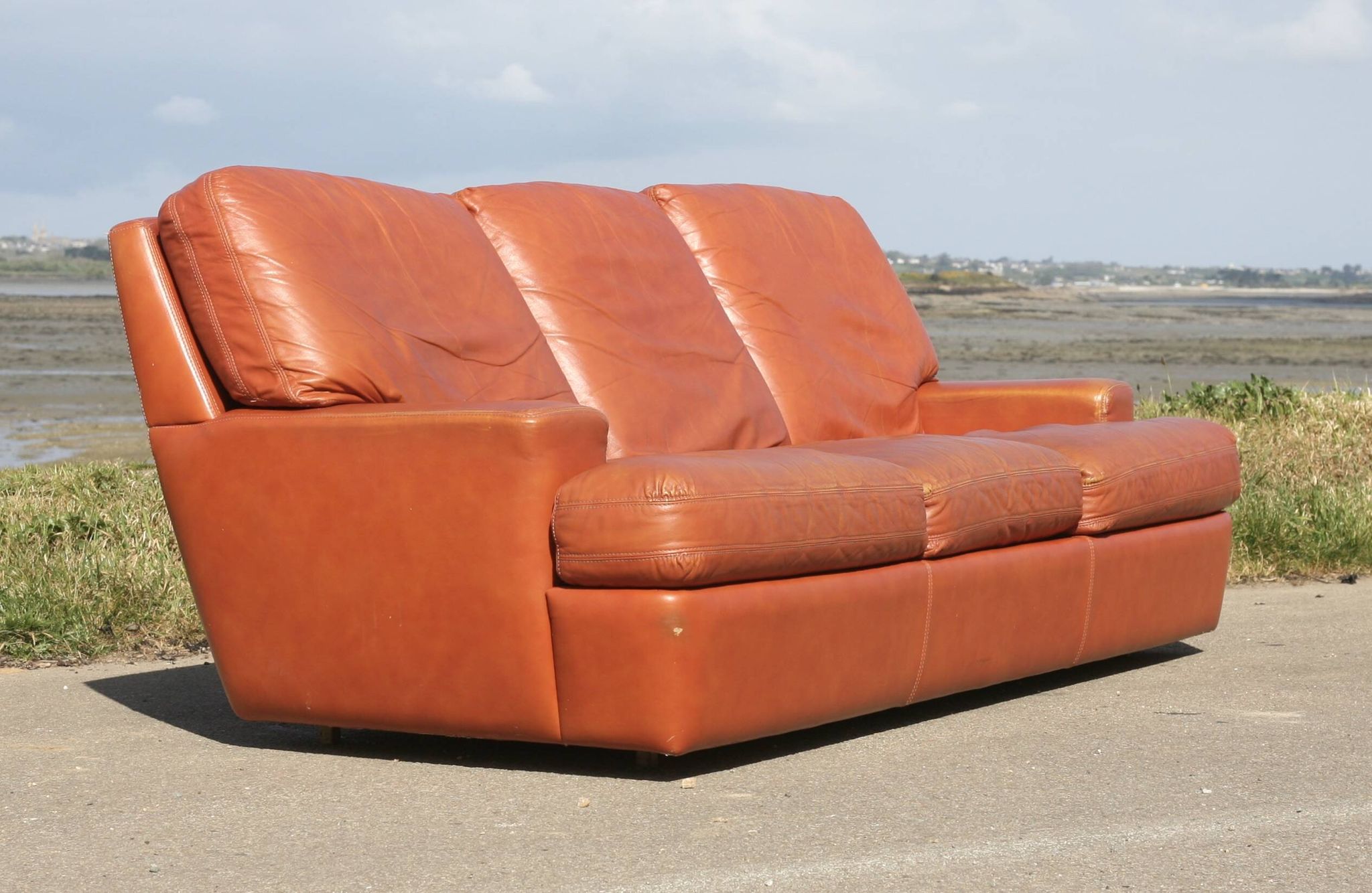 Canapé "space age". Cuir fauve. Circa 1970