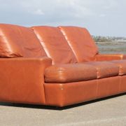 Canapé "space age". Cuir fauve. Circa 1970