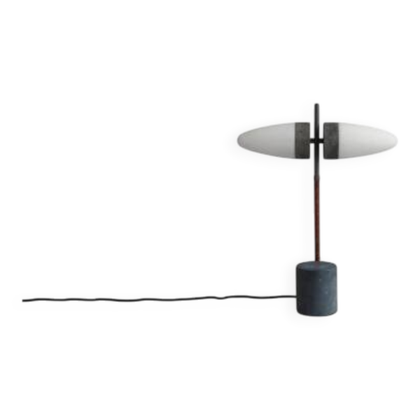 Lampe de table en métal oxydé et verre opalin, œuvre contemporaine.