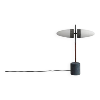 Lampe de table en métal oxydé et verre opalin, œuvre contemporaine.