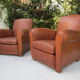 Paire de fauteuils club en cuir