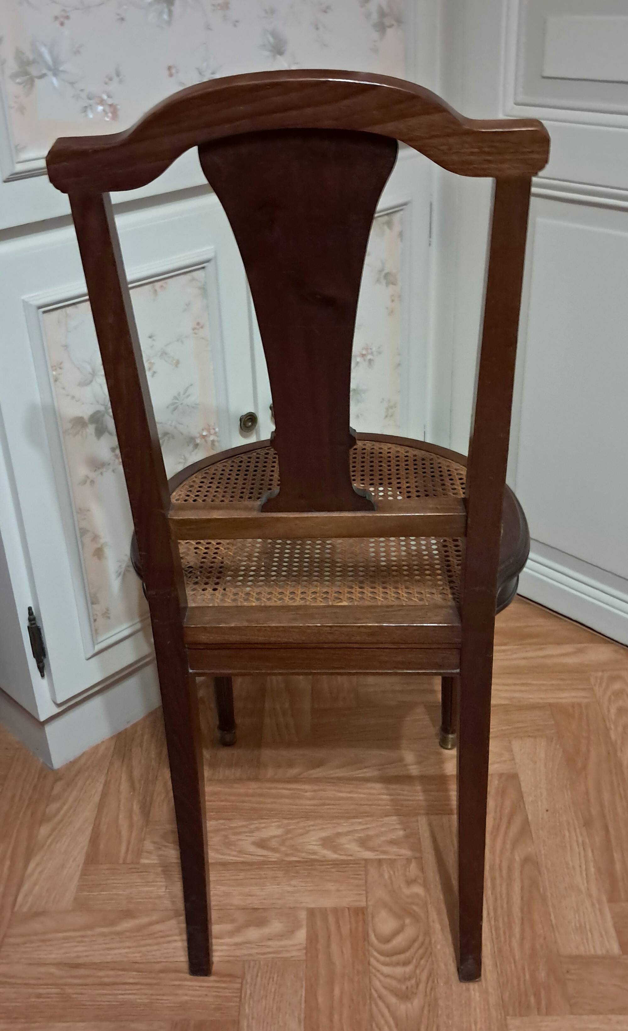 Paire de chaises 1900 en acajou et loupe de noyer marqueté.