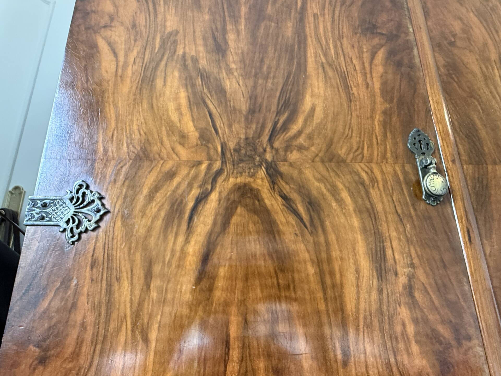 English-style wardrobe and its chest of drawers in walnut burl.