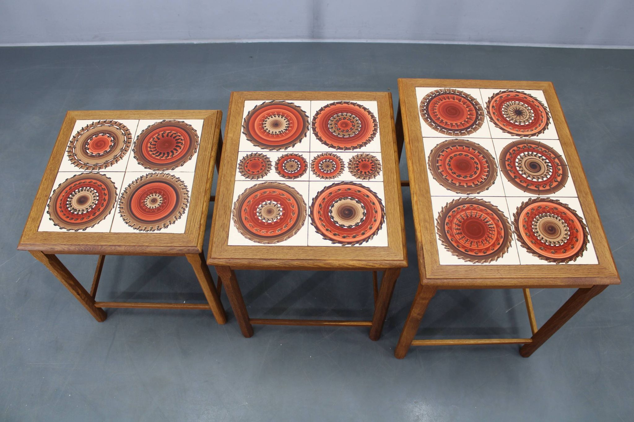 Tables gigognes danoises en chêne des années 50 avec des plateaux en carrelage.