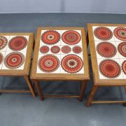 Tables gigognes danoises en chêne des années 50 avec des plateaux en carrelage.