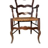 Fauteuil provençal ancien en bois sculpté avec assise en paille