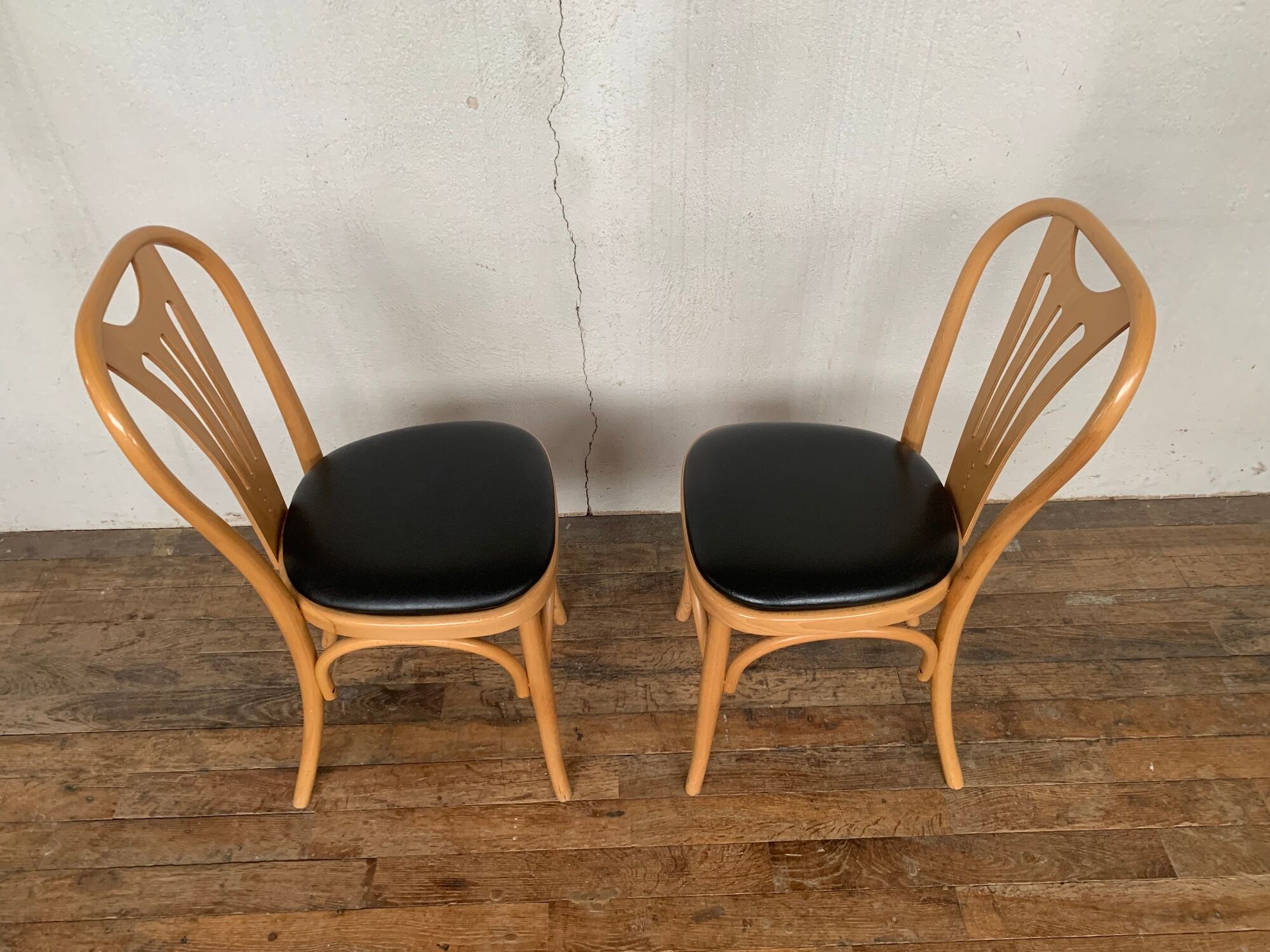 Series of 6 bistro chairs in curved wood seated skaï black