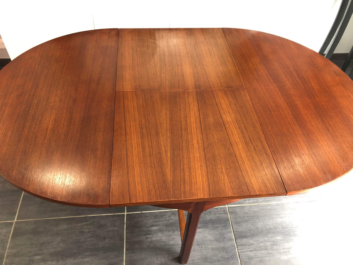 Scandinavian extendable round table 1970s
