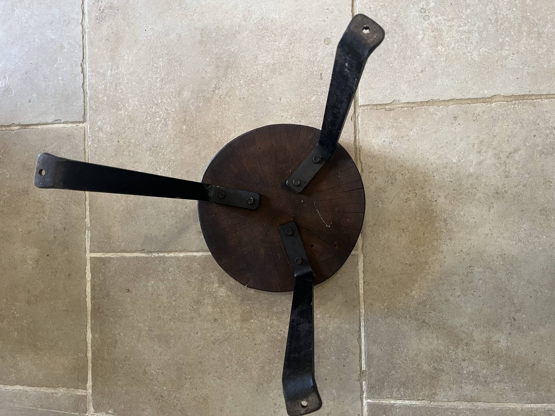 Tabouret tripode brutaliste
