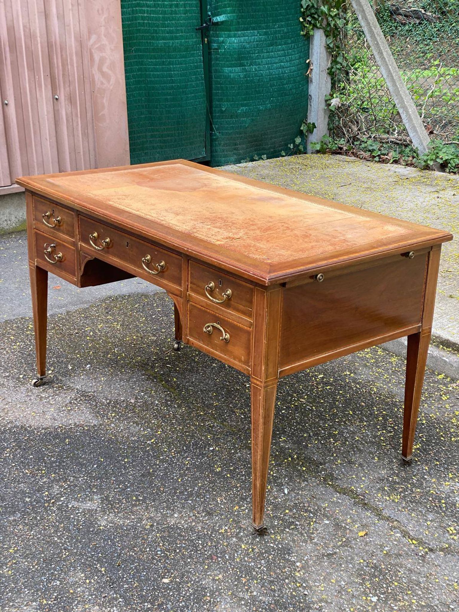 Louis XVI desk in wood and leather from the 19th century