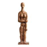 Sculpture d'art populaire scandinave du milieu du 20e siècle représentant un être humain.