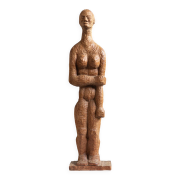 Sculpture d'art populaire scandinave du milieu du 20e siècle représentant un être humain.