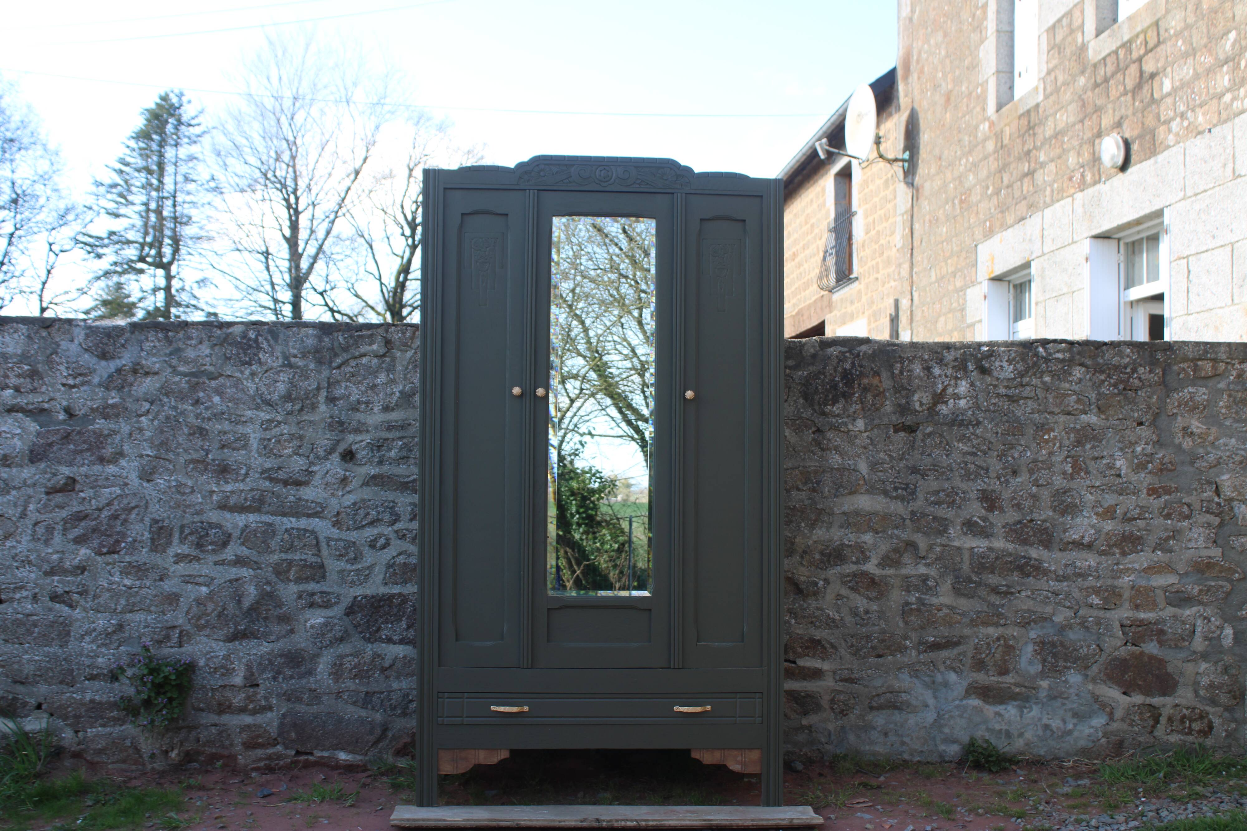 Art Deco wardrobe with three doors – Kaki Barda (Liberon)