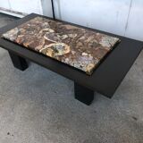Table basse avec plateau en bois pétrifié