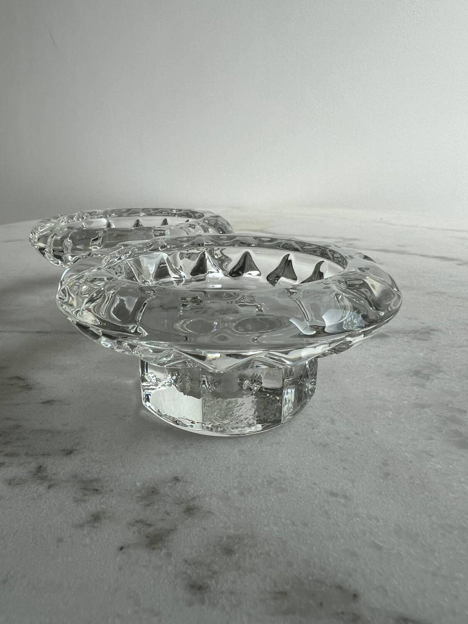 Lot de 2 bougeoirs en verre moulé