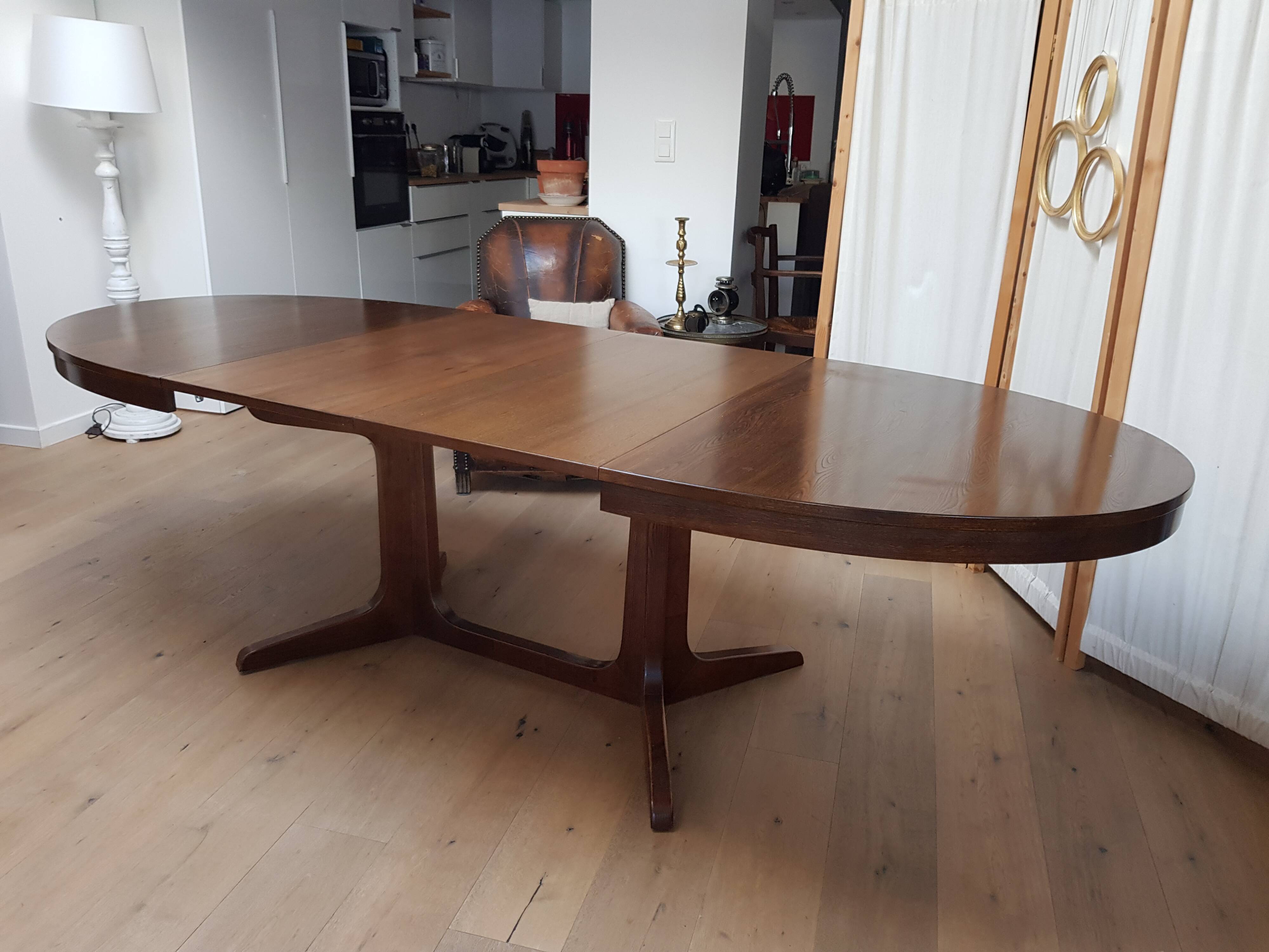 Oval dining table with extensions
