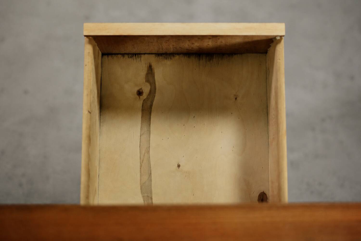 Bureau vintage scandinave moderne en teck des années 1960 avec tiroirs.